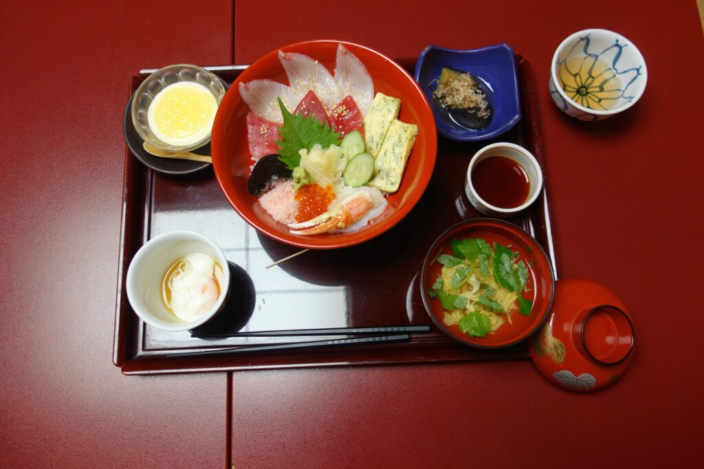 Souvent, les repas sont apportés sur un plateau. 