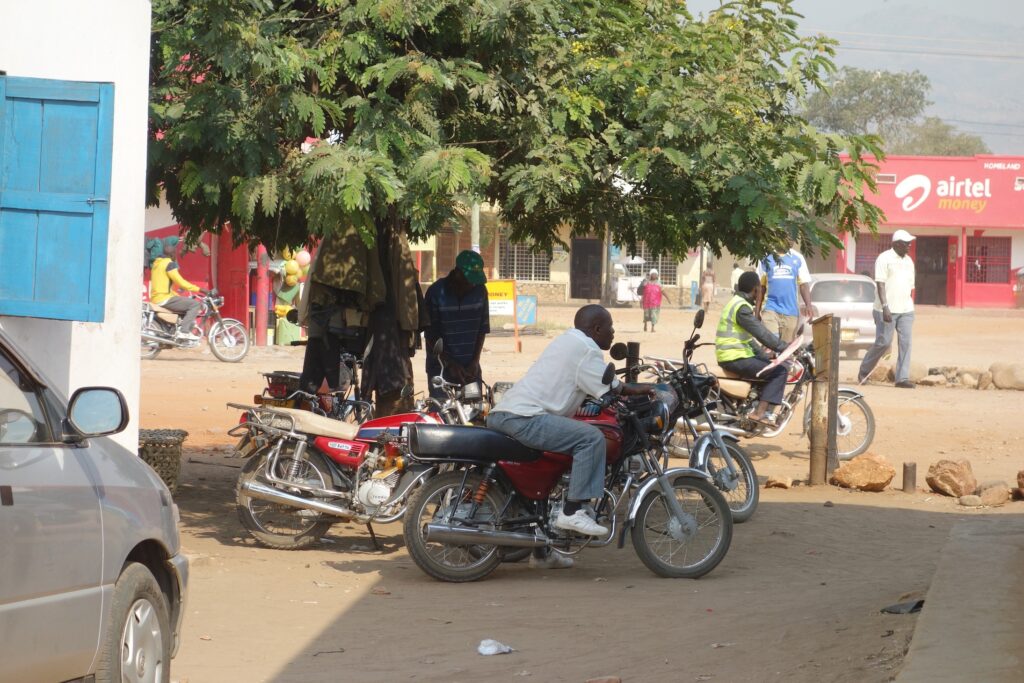 Les conducteurs de boda-boda attendent leurs clients à l'ombre.