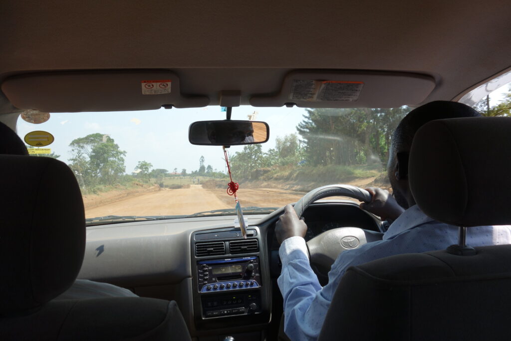 Pour arpenter les routes non desservies par les transports en commun, il est pratique de solliciter un chauffeur : une sorte de taxi collectif, où l'on peut se retrouver très vite très serrés :)  